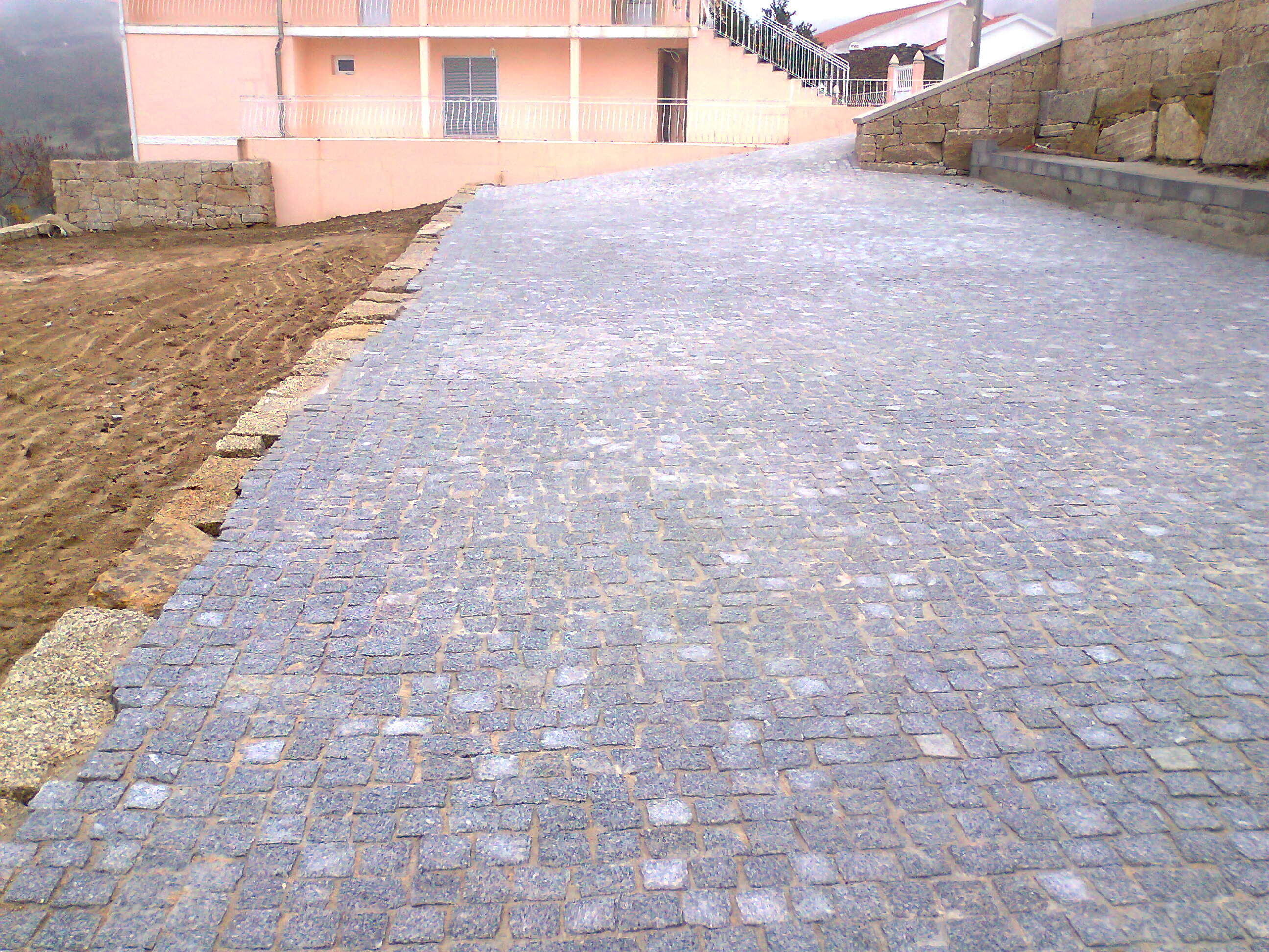 Pavimentação em pedra granito azul, várias realizações com excelência na qualidade.